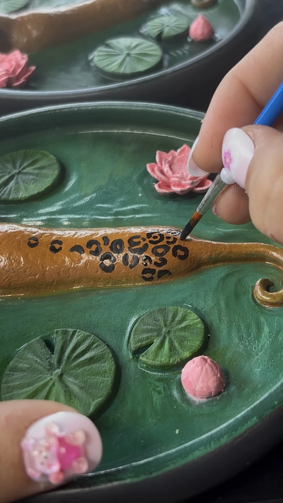 Pintando à mão um incensário Solari